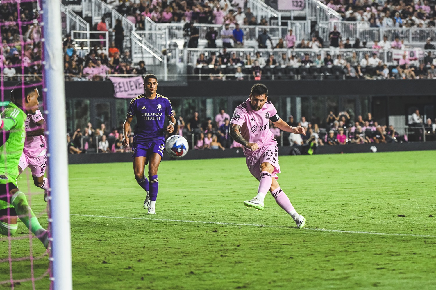 Leo Messi chuta el balón en el partido de Inter Miami contra Orlando City de la Leagues Cup, el 2 de agosto de 2023. INTER MIAMI