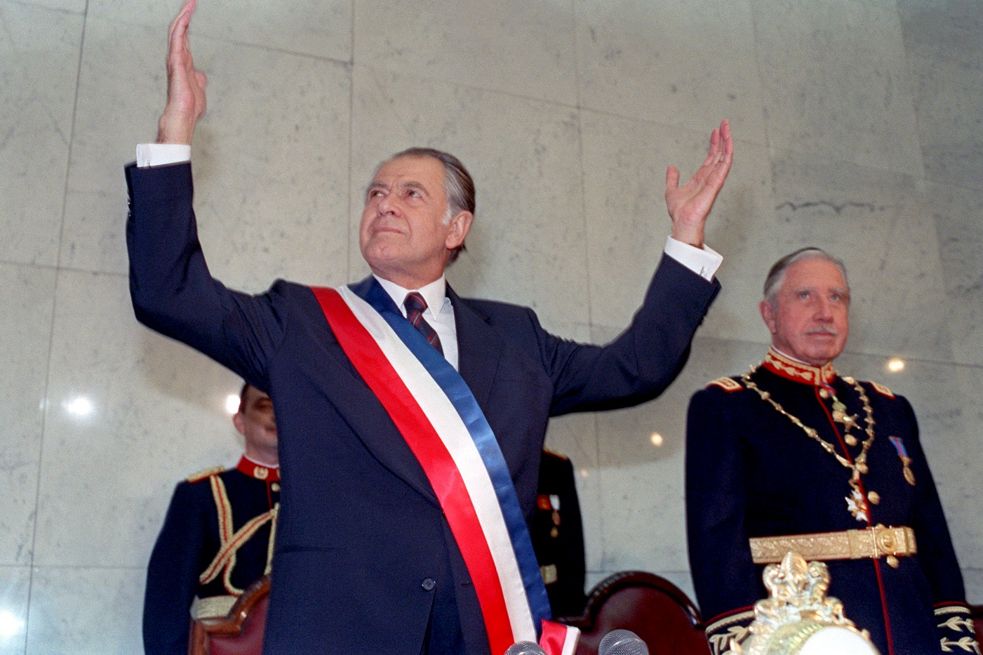 El presidente de Chile Patricio Aylwin Azócar y el general Augusto Pinochet, en la ceremonia de transmisión de mando, 11 de marzo de 1990. ARCHIVO