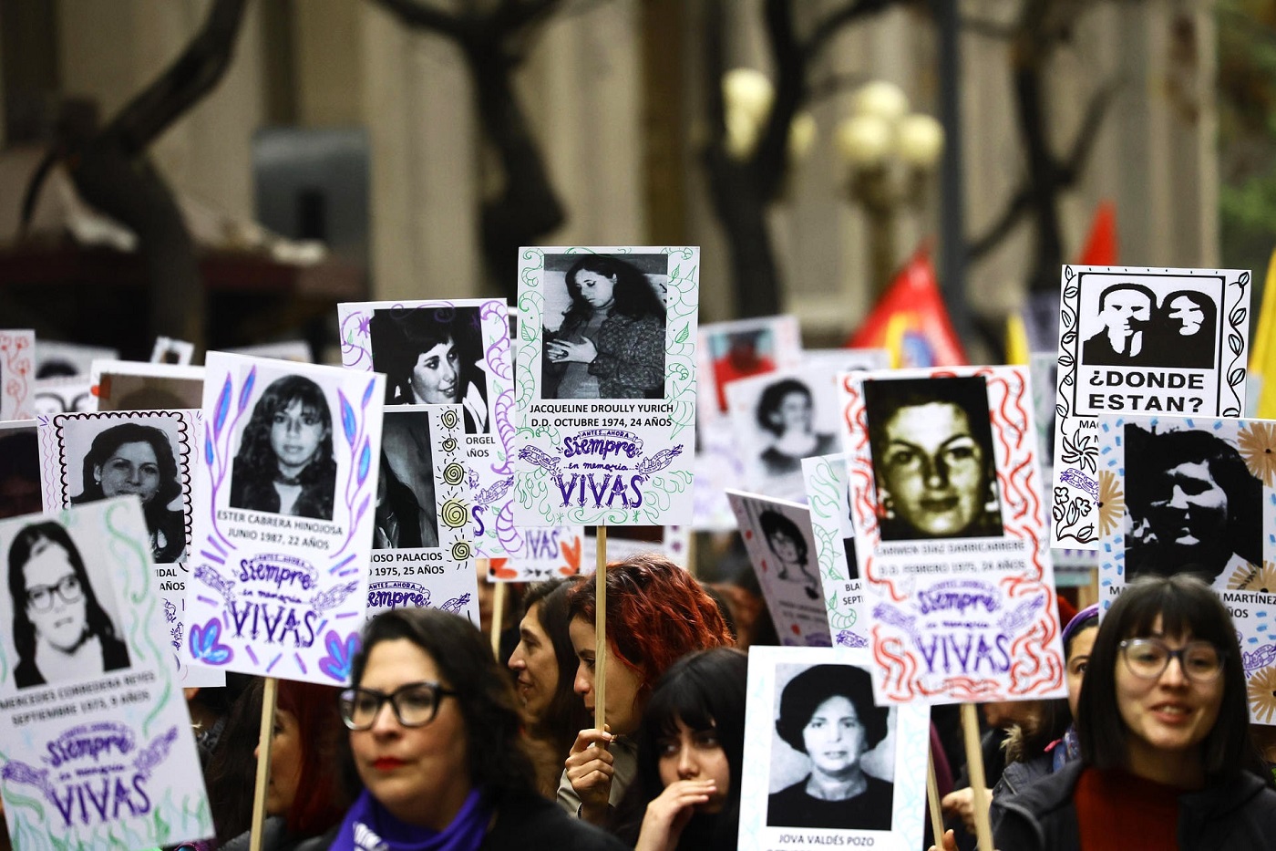 Carteles de desaparecidas en una manifestación por los 50 años del golpe de Estado en Chile, 10 de septiembre de 2023. EFE/KARIN POZO