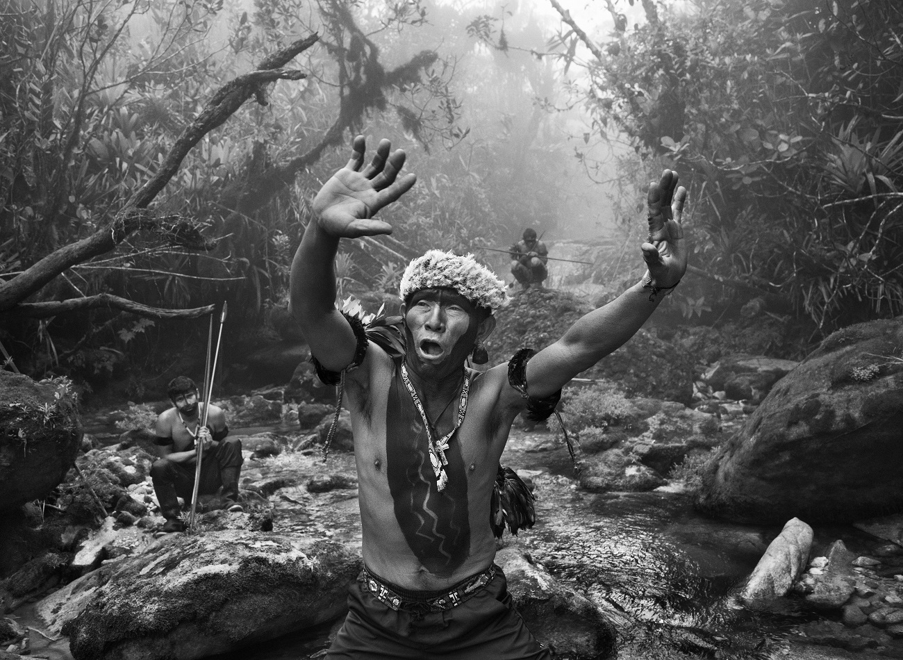 Chamán yanomami interactúa con los espíritus antes del ascenso al Pico da Neblina, estado de Amazonas, Brasil, 2014. © SEBASTIÃO SALGADO