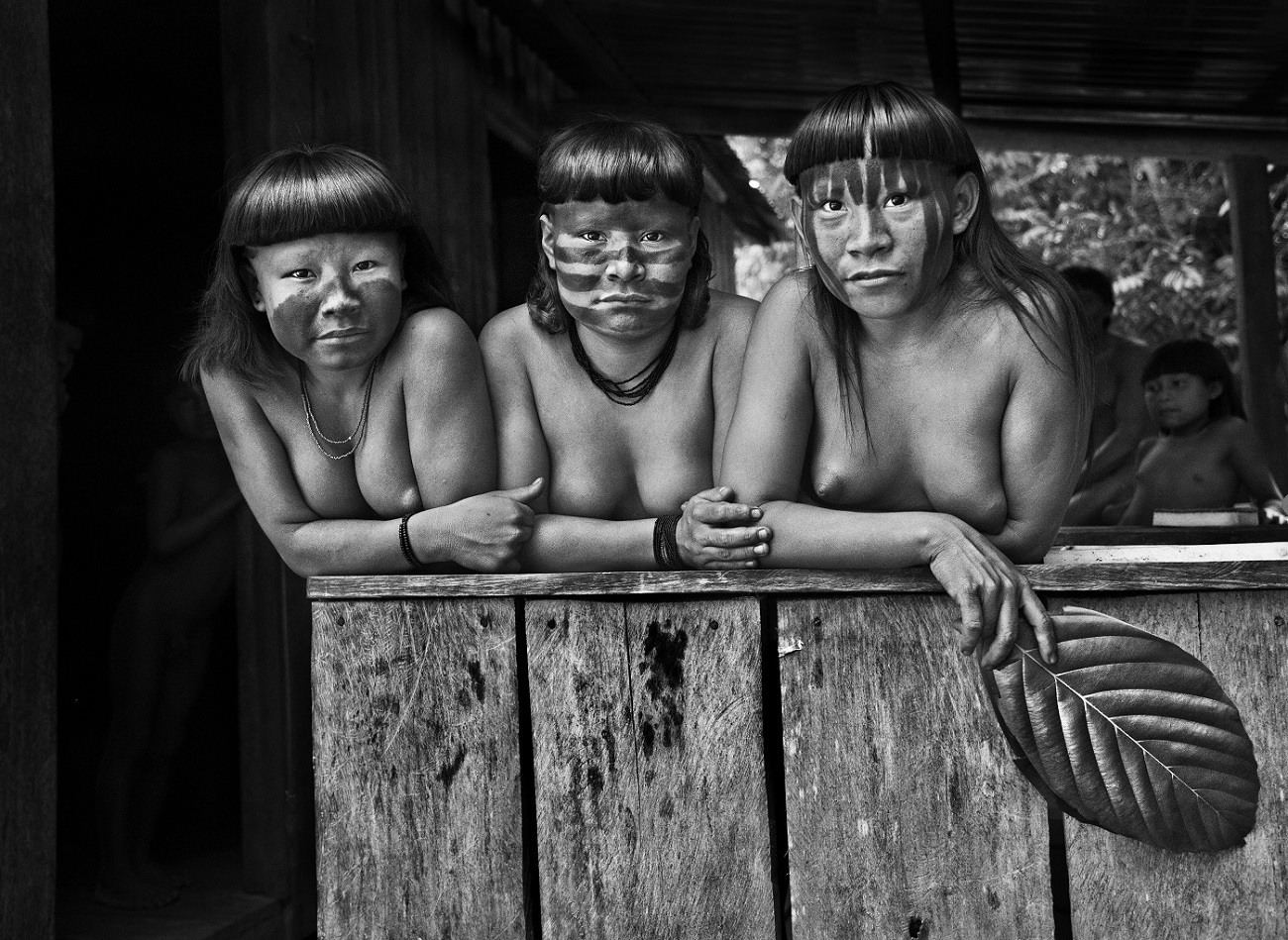 Mujeres jóvenes suruwahá, estado de Amazonas, Brasil, 2017. © SEBASTIÃO SALGADO
