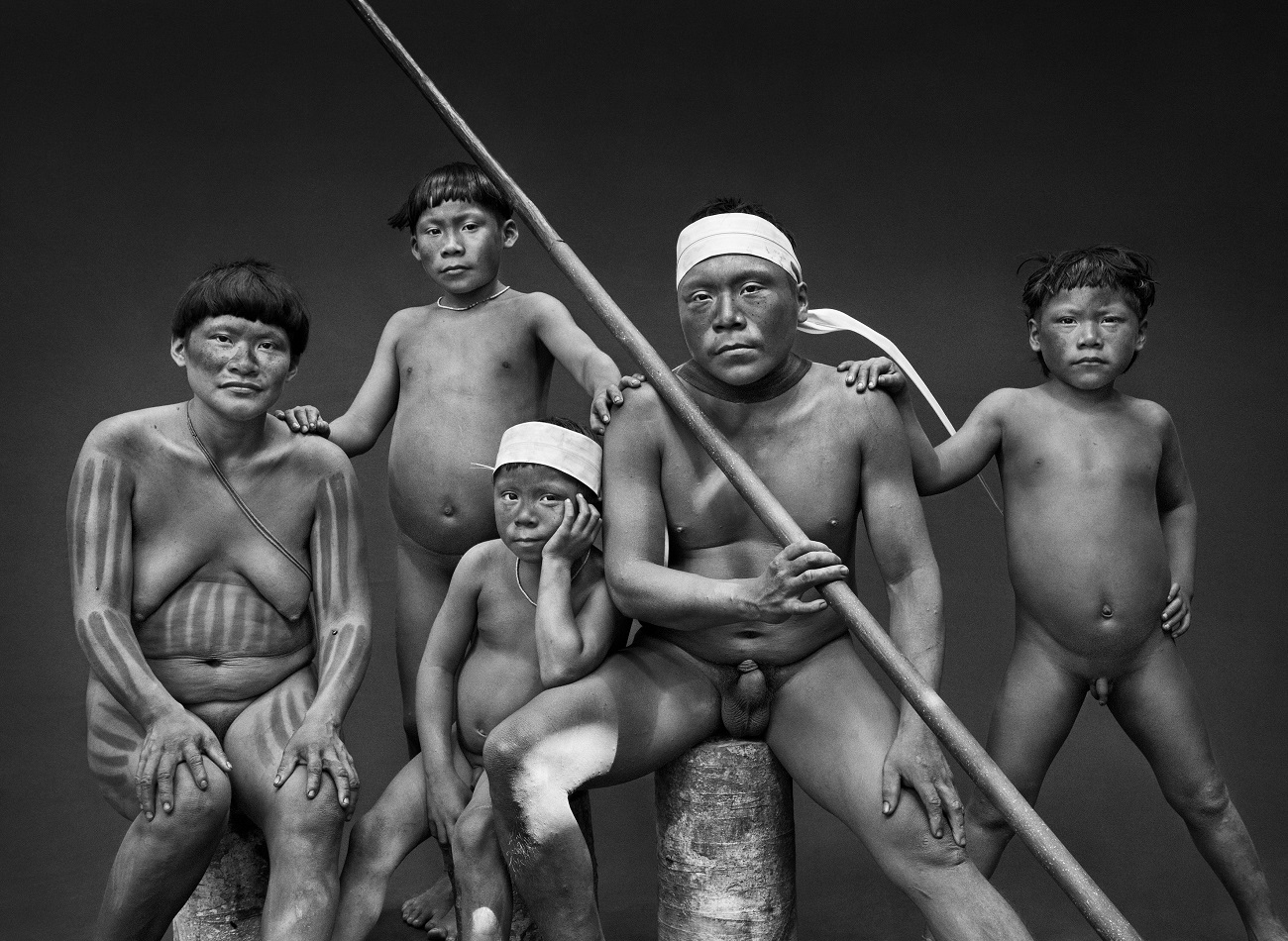 Familia korubo, estado de Amazonas, Brasil, 2017. © SEBASTIÃO SALGADO