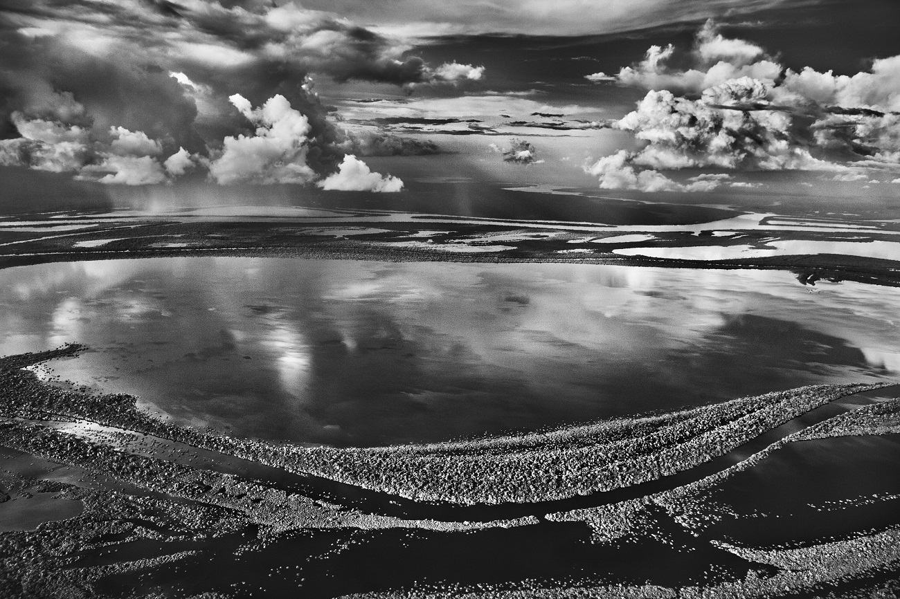 Las Anavilhanas, islas boscosas del río Negro. Estado de Amazonas, Brasil, 2009. © SEBASTIÃO SALGADO