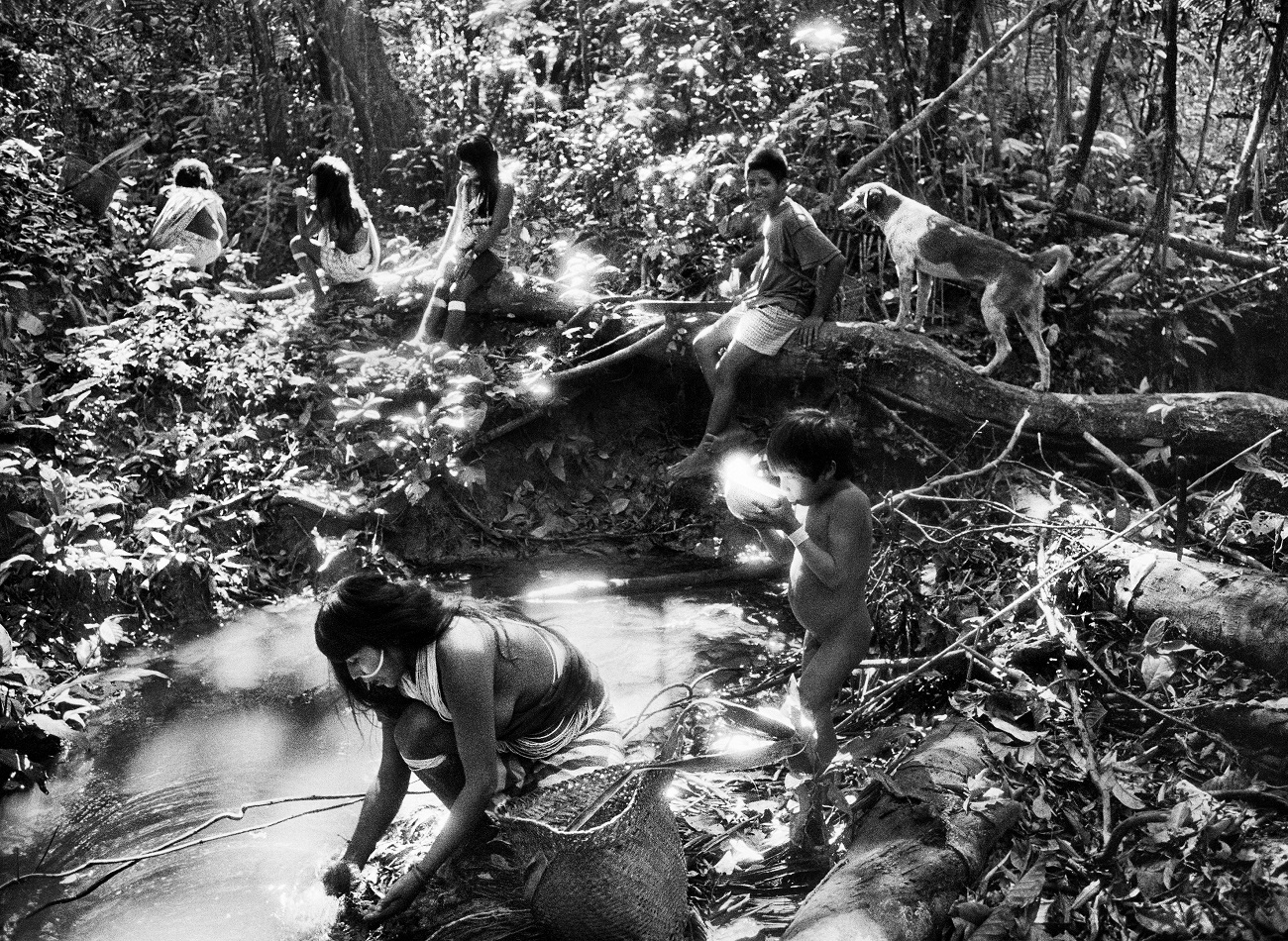 Indígenas marubo, valle del Yavarí. Estado de Amazonas, Brasil, 1998. © SEBASTIÃO SALGADO