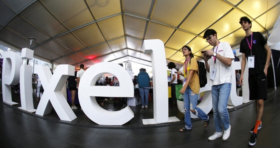 Jóvenes en el festival Pixelalt de Guadalajara, México, dedicado a la animación y los videojuegos, el 7 de septiembre. EFE/FRANCISCO GUASCO