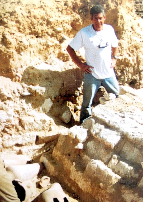 Jordi Clos, en 1992, en el yacimiento de Oxirrinco, Egipto.