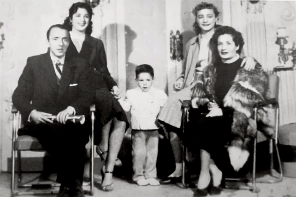 Jordi Clos, con sus padres y sus dos hermanas mayores. Jordi Clos, con sus padres y sus dos hermanas mayores.