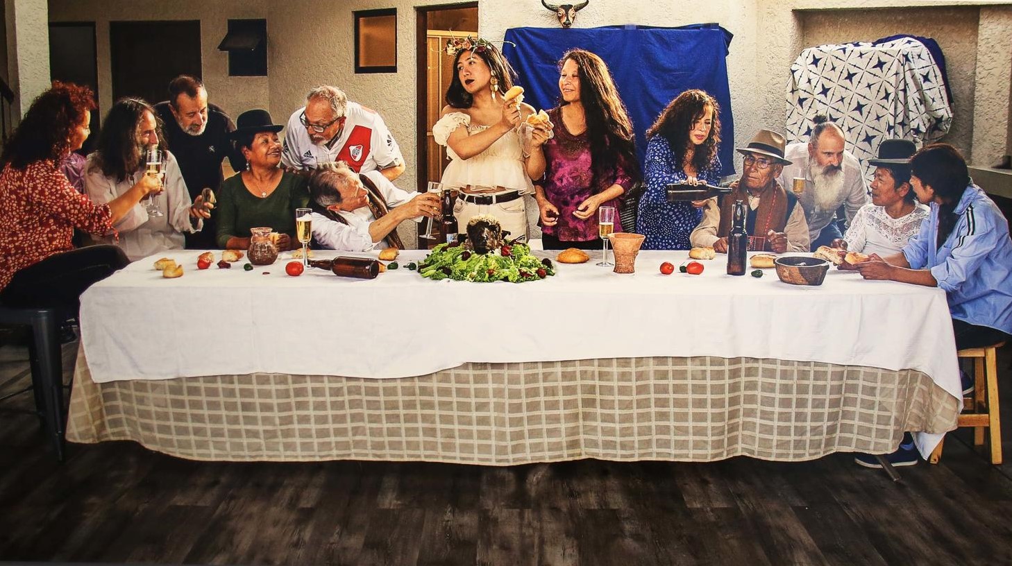 Fotografía que recrea 'La última cena' a la boliviana, en la exposición 'Apthapi en el ch'iji', en La Paz, el 12 de septiembre. EFE/LUIS GANDARILLAS