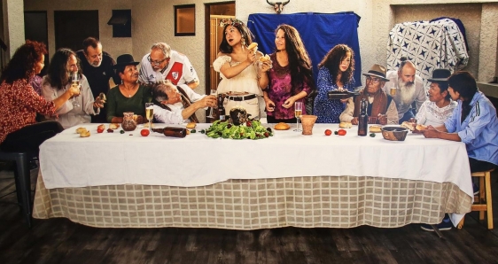 Fotografía que recrea 'La última cena' a la boliviana, en la exposición 'Apthapi en el ch'iji', en La Paz, el 12 de septiembre. EFE/LUIS GANDARILLAS