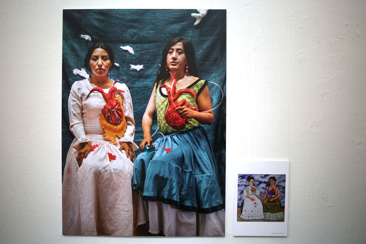 'Las dos Fridas' a la boliviana, en La Paz. EFE/LUIS GANDARILLAS 'Las dos Fridas' a la boliviana, en La Paz. EFE/LUIS GANDARILLAS