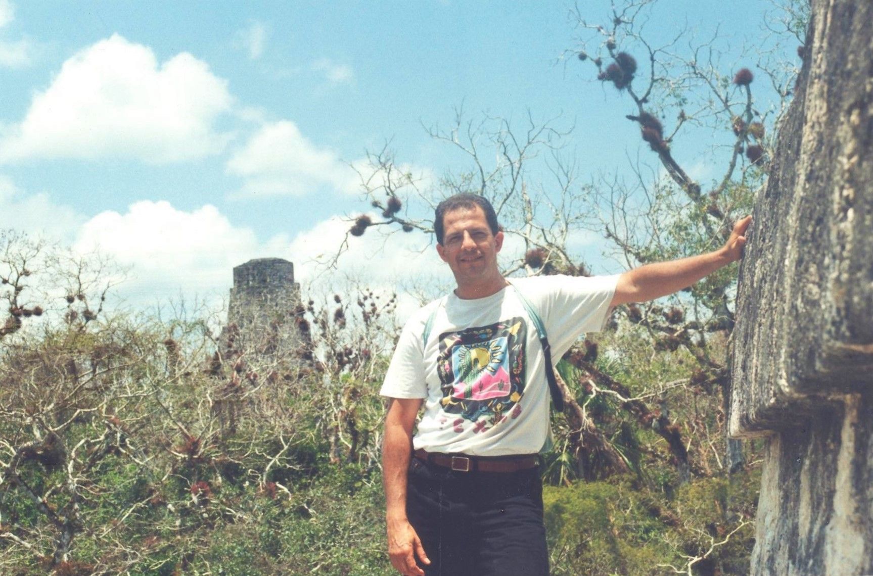 Luis Guillermo Solís, en el parque nacional de Tikal de Guatemala, en 1978. CORTESÍA ARCHIVO L.G. SOLÍS
