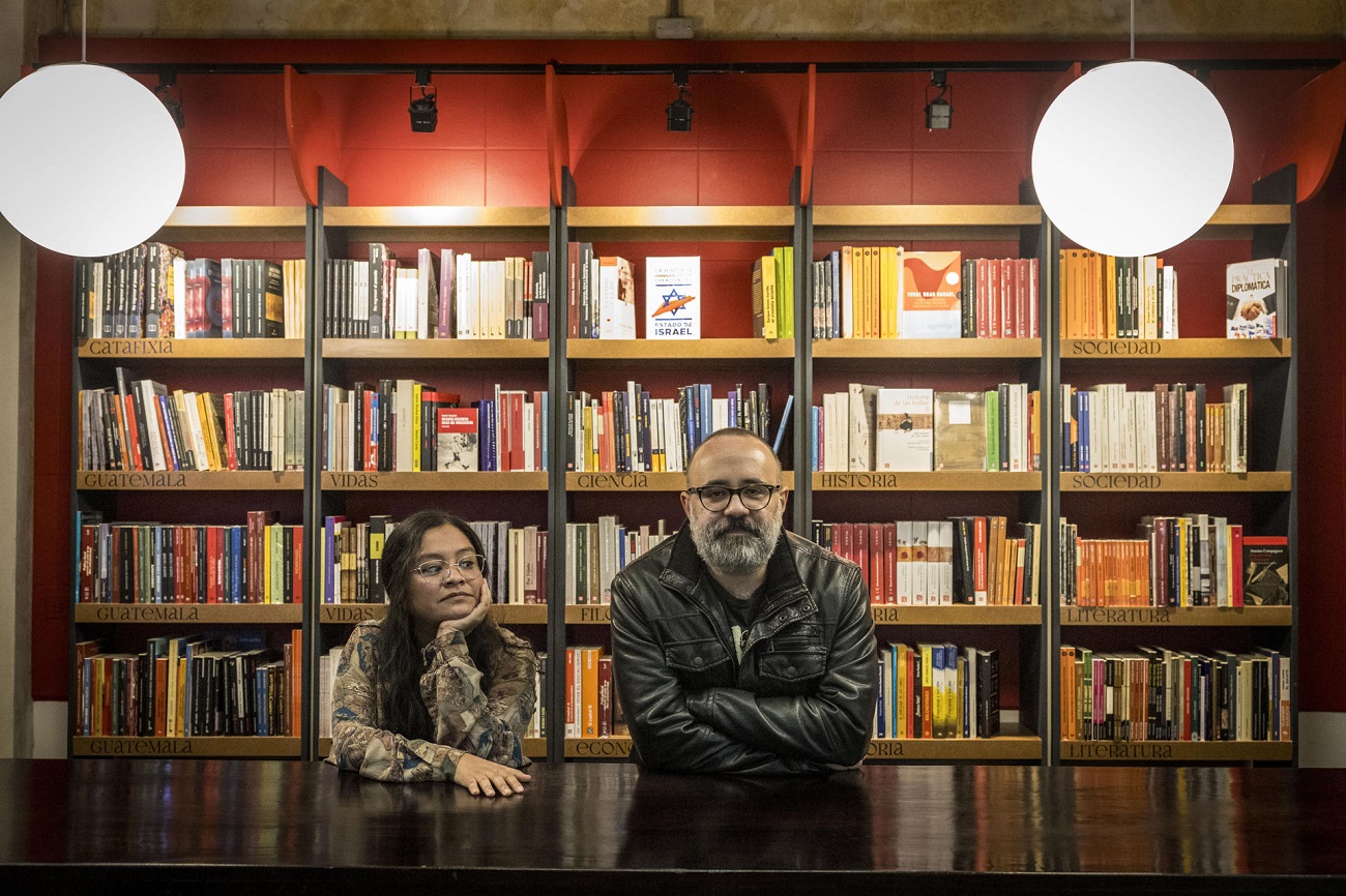 Los editores Carmen Alvarado y Luis Méndez, fundadores de la librería Catafixia de Ciudad de Guatemala. EFE/ESTEBAN BIBA