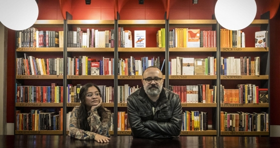 Los editores Carmen Alvarado y Luis Méndez, fundadores de la librería Catafixia de Ciudad de Guatemala. EFE/ESTEBAN BIBA