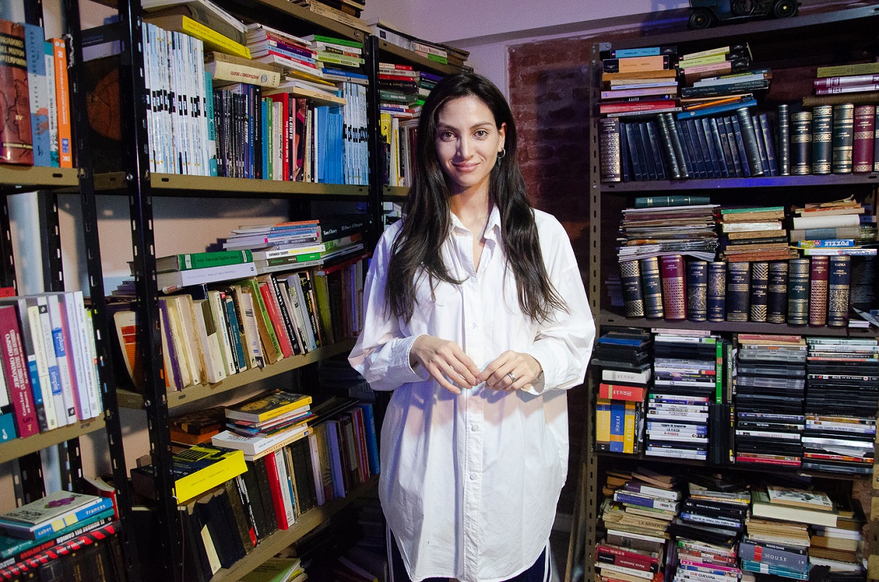 La activista argentina Ana Sicilia, en Buenos Aires, con algunos de los libros destinados a las cárceles. IRUPÉ TENTORIO