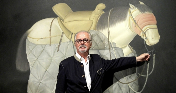 El artista colombiano Fernando Botero, con su obra 'Caballo de picador', en 2012, en el Museo de Bellas Artes de Bilbao. EFE/ALFREDO ALDAI