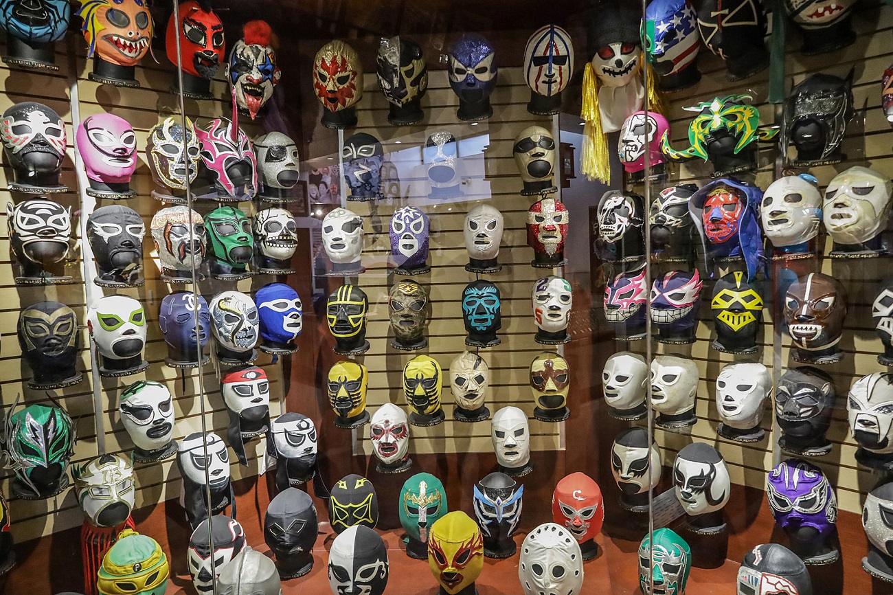 Máscaras de luchadores en el Museo de la Lucha Libre Mexicana en Tijuana, 20 de septiembre de 2023. EFE/JOEBETH TERRÍQUEZ