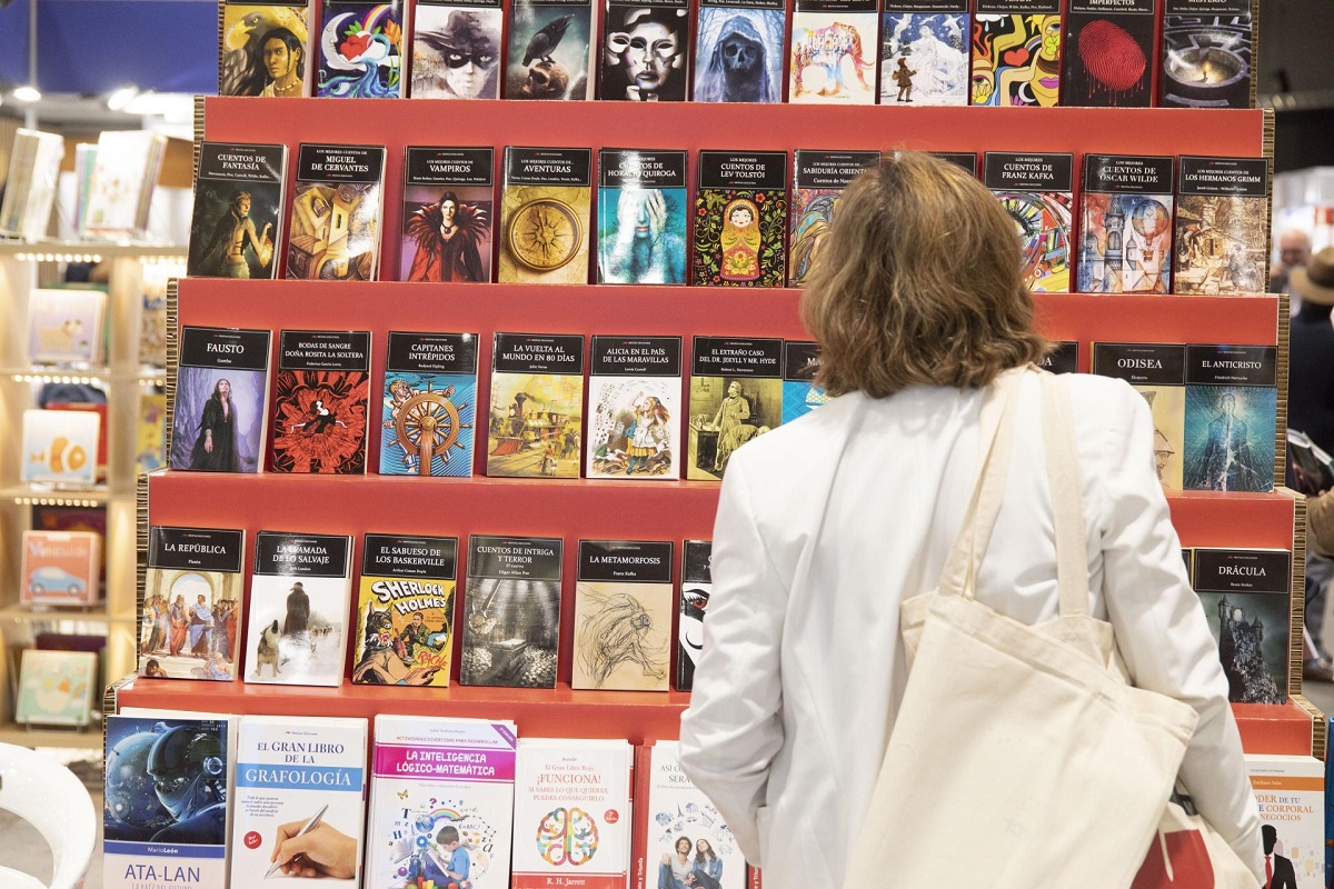 Visitante de una edición anterior de la feria del libro Liber. IFEMA MADRID Visitante de una edición anterior de la feria del libro Liber. IFEMA MADRID