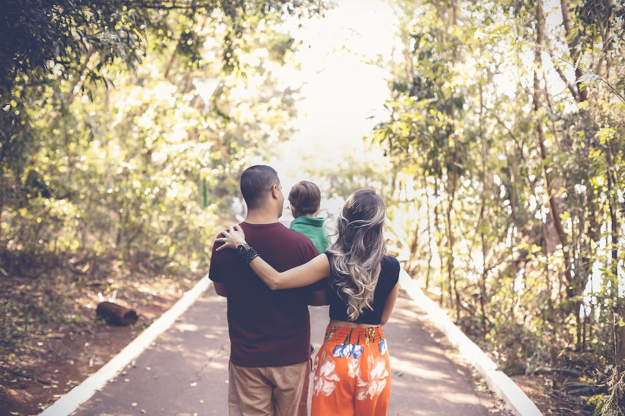 Una familia pasea por un parque. PEXELS/VIDAL BALIELO JR