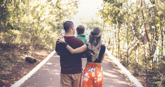 Una familia pasea por un parque. PEXELS/VIDAL BALIELO JR