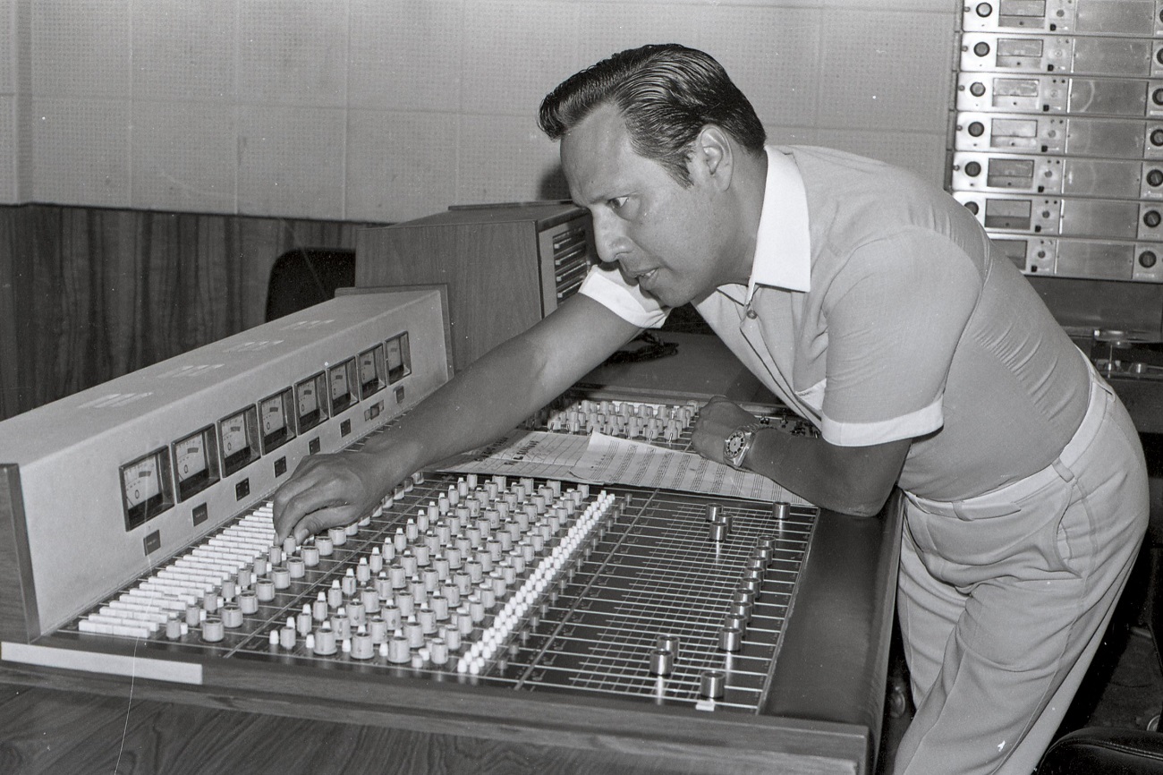 Alberto Maraví, fundador de Infopesa, en el estudio de grabación. ARCHIVO INFOPESA