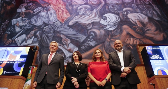 El embajador de la UE en México, Gautier Mignot, la directora FIL, Marisol Shculz, la coordinadora del programa académico de la FIL, Karla Planter, y el rector de la Universidad de Guadalajara, Ricardo Villanueva, en la presentación de la feria, este martes. EFE/FRANCISCO GUASCO