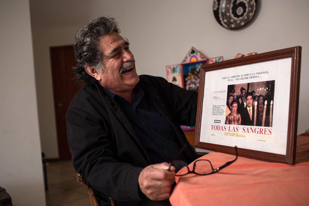 Andrés Alencastre, con un cartel de la película Todas las sangres. VÍCTOR IDROGO