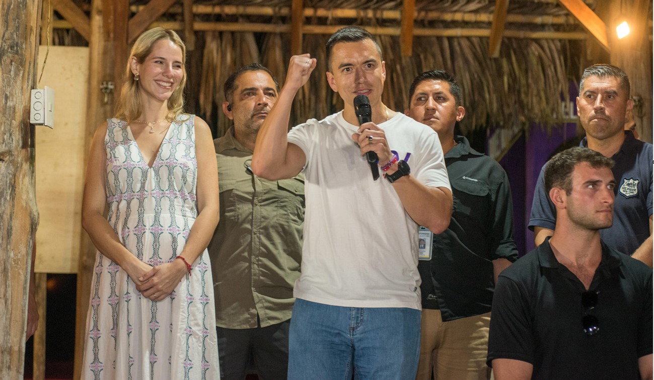 Daniel Noboa, en Olón, tras ganar las elecciones presidenciales de Ecuador, este 15 de octubre. EFE/MAURICIO TORRES