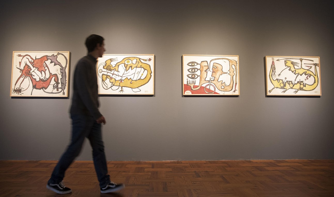 Pinturas del artista uruguayo Carlo Páez Vilaró, en el Museo Nacional de Artes Visuales, en Montevideo, el 4 de octubre. EFE/SOFÍA TORRES