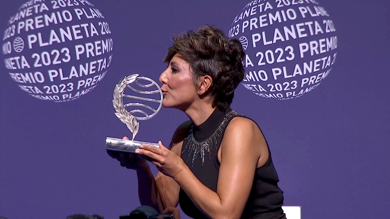 La escritora Sonsoles Ónega, tras ganar el Premio Planeta 2023, este 15 de octubre. PLANETA