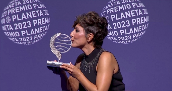 La escritora Sonsoles Ónega, tras ganar el Premio Planeta 2023, este 15 de octubre. PLANETA