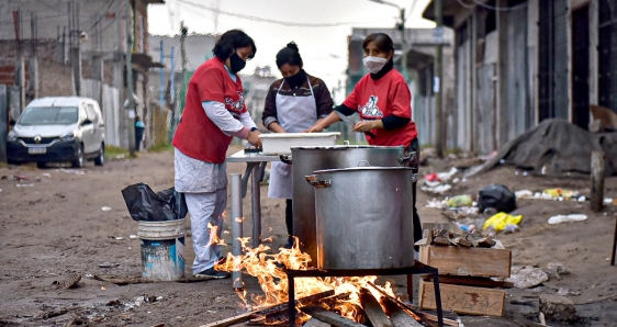Cocineras comunitarias de la organización La Poderosa en una villa de Argentina. LA GARGANTA PODEROSA