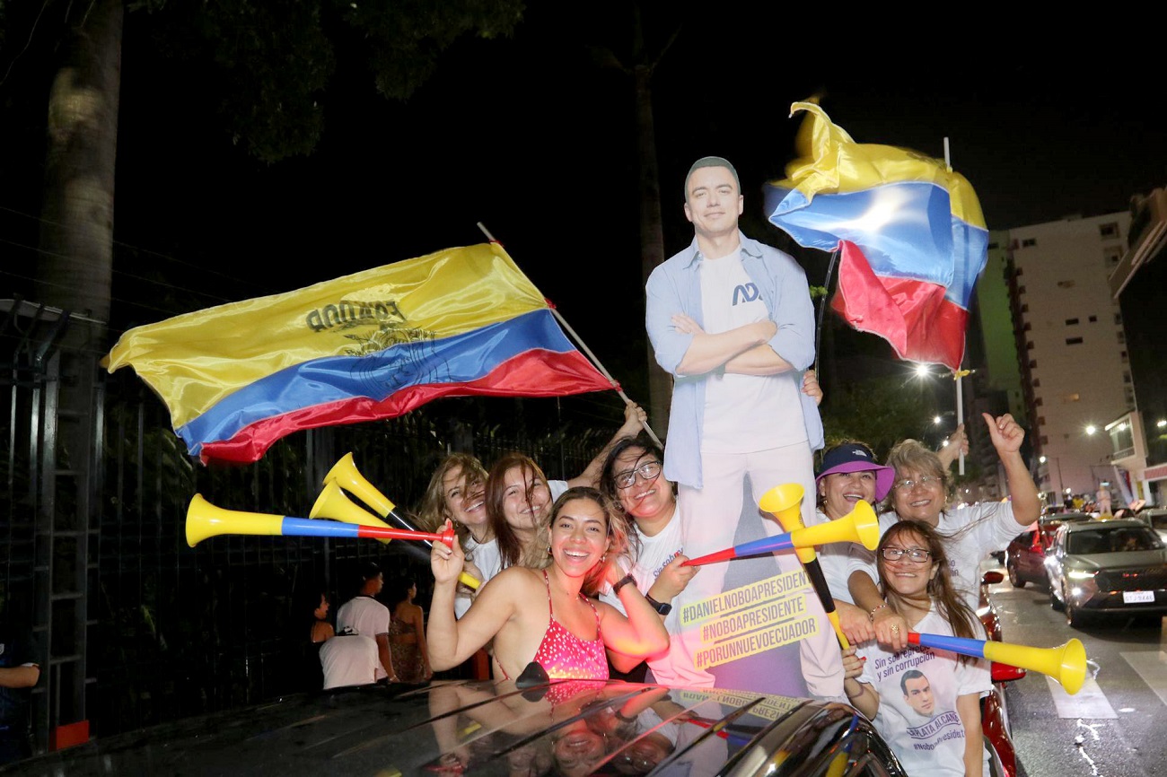 Simpatizantes de Daniel Noboa celebran la victoria del candidato en las elecciones de Ecuador, Guayaquil, 15 de octubre de 2023. EFE/JONATHAN MIRANDA Simpatizantes de Daniel Noboa celebran la victoria del candidato en las elecciones de Ecuador, Guayaquil, 15 de octubre de 2023. EFE/JONATHAN MIRANDA