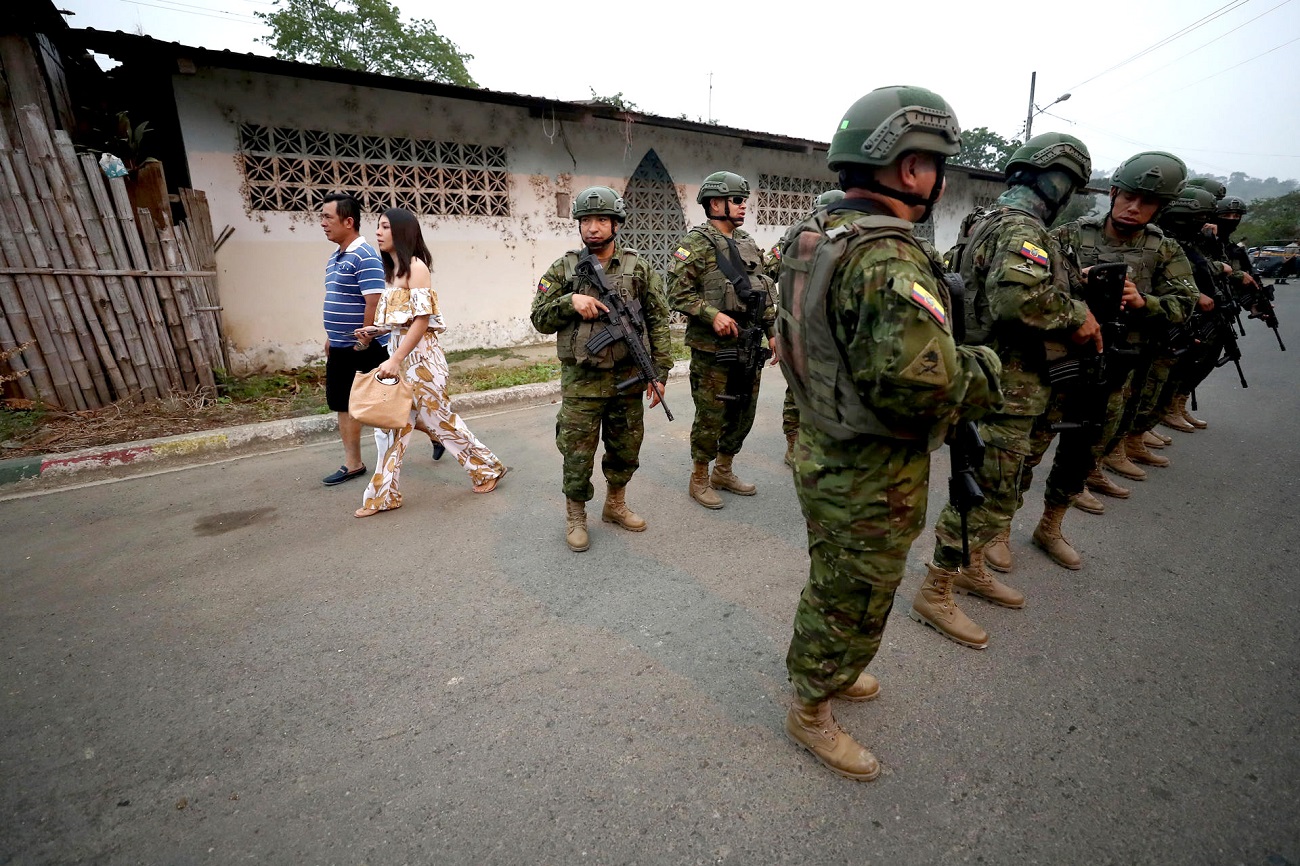 Militares se despliegan en Canuto, Ecuador, en las elecciones, 15 de octubre de 2023. EFE/JOSÉ JÁCOME