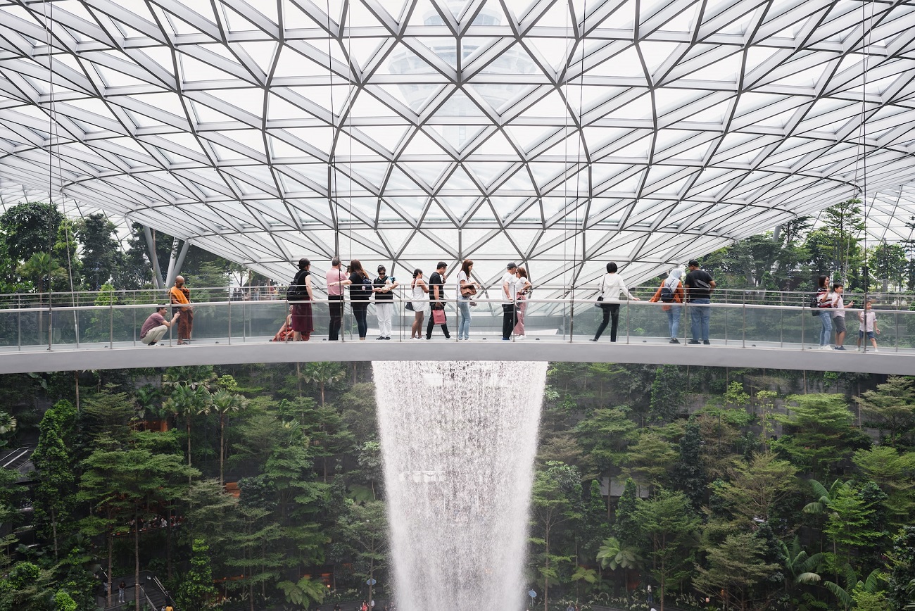 Cascada cubierta en el aeropuerto Changi de Singapur. NATHANIEL YEO/UNSPLASH Cascada cubierta en el aeropuerto Changi de Singapur. NATHANIEL YEO/UNSPLASH