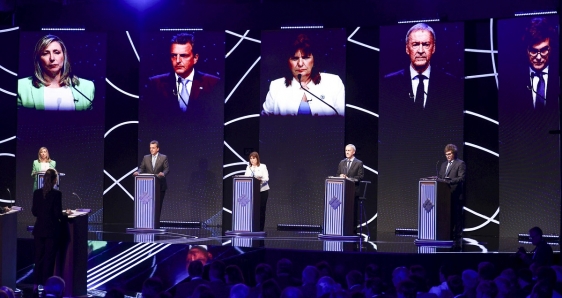 Los cinco candidatos a la presidencia de Argentina, en un debate televisado, el 1 de octubre. EFE/POOL/TOMÁS CUESTA