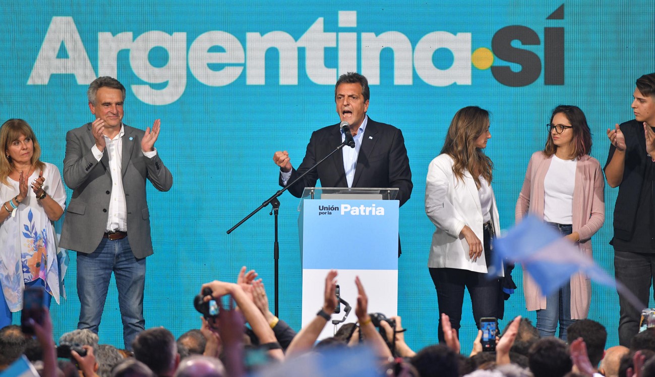Sergio Massa, en su discurso tras la primera vuelta de las elecciones de Argentina, en Buenos Aires, este domingo. EFE/ENRIQUE GARCÍA MEDINA