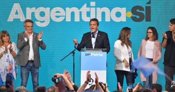 Sergio Massa, en su discurso tras la primera vuelta de las elecciones de Argentina, en Buenos Aires, este domingo. EFE/ENRIQUE GARCÍA MEDINA