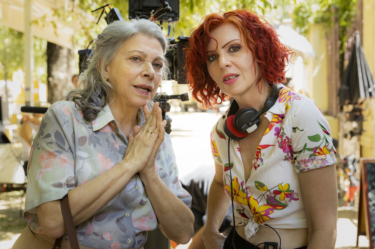 Kiti Mánver y Patricia Fernández, durante el rodaje de la película 'Mamacruz'. FILMAX