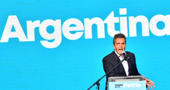 Sergio Massa habla tras ganar la primera vuelta de las elecciones argentinas, en Buenos Aires, este 22 de octubre. EFE/ENRIQUE GARCÍA MEDINA