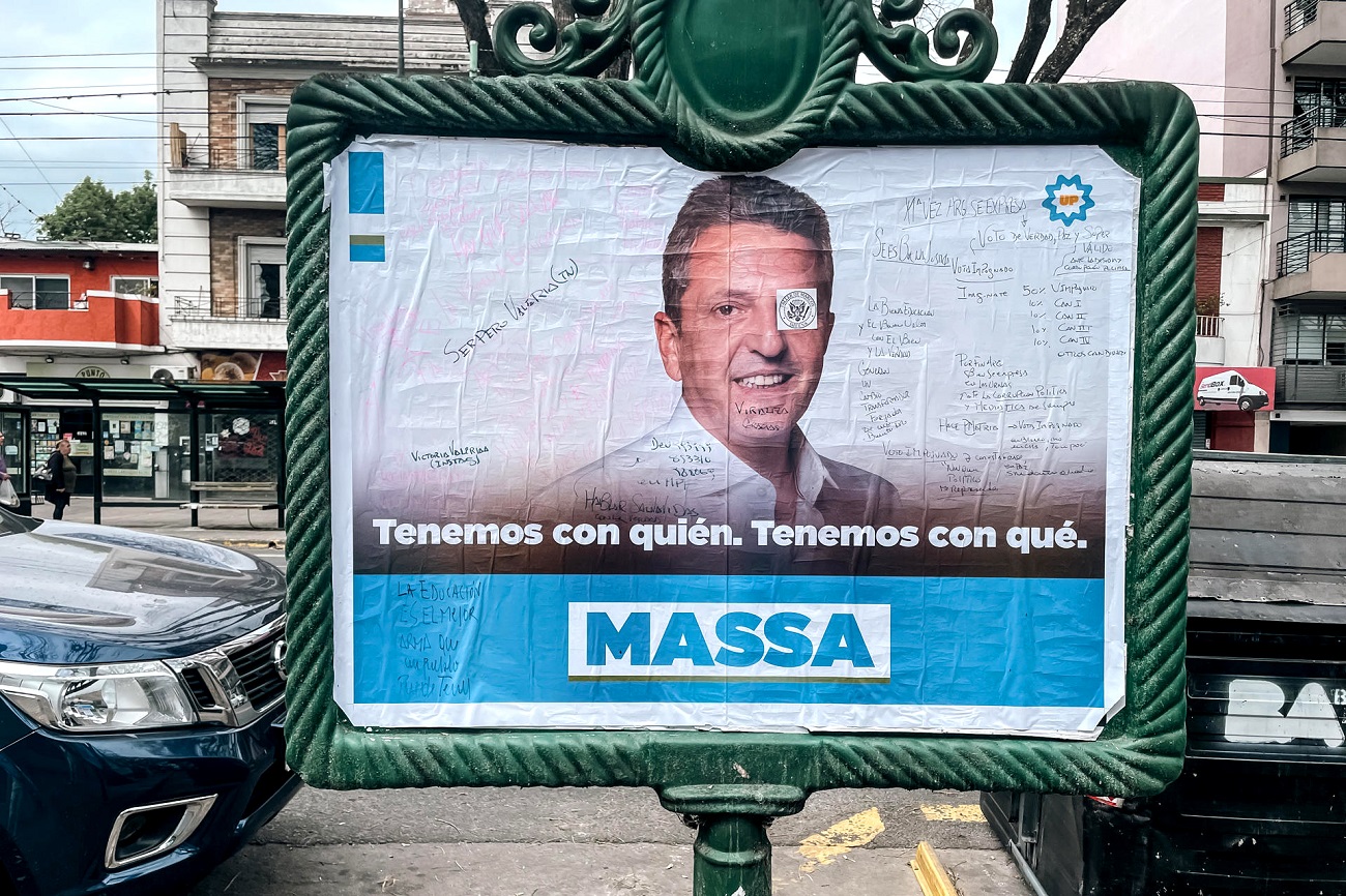 Cartel vandalizado del candidato presidencial Sergio Massa, Buenos Aires, Argentina, 21 de octubre de 2023. EFE/JUAN IGNACIO RONCORONI