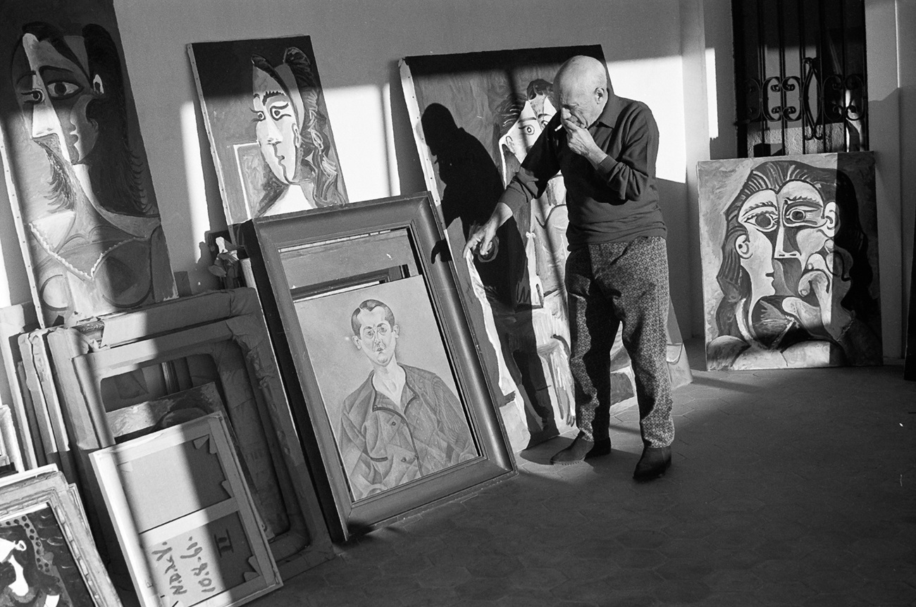 Picasso con el autorretrato de Miró de 1919, en Mougins, en 1962. © EDWARD QUINN/SUCESIÓN PICASSO, VEGAP 2023