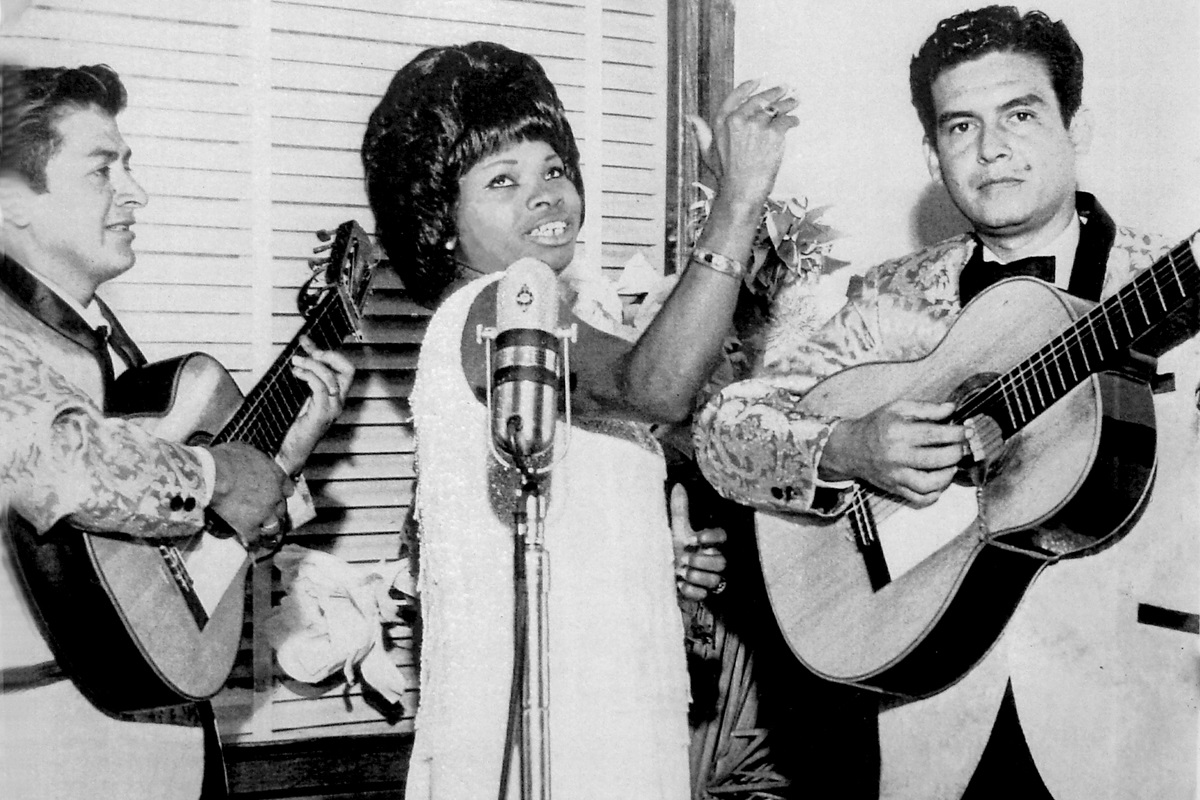 La cantante peruana Lucha Reyes, en una actuación con la Peña Ferrando. ARCHIVO JAVIER PONCE GAMBIRAZIO La cantante peruana Lucha Reyes, en una actuación con la Peña Ferrando. ARCHIVO JAVIER PONCE GAMBIRAZIO