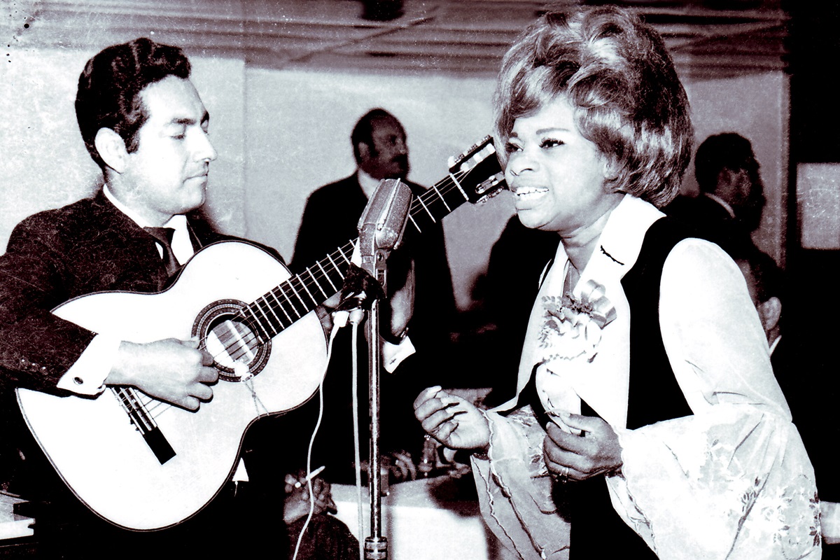 La cantante peruana Lucha Reyes, actuando con el guitarrista Rafael Amaranto. ARCHIVO JAVIER PONCE GAMBIRAZIO