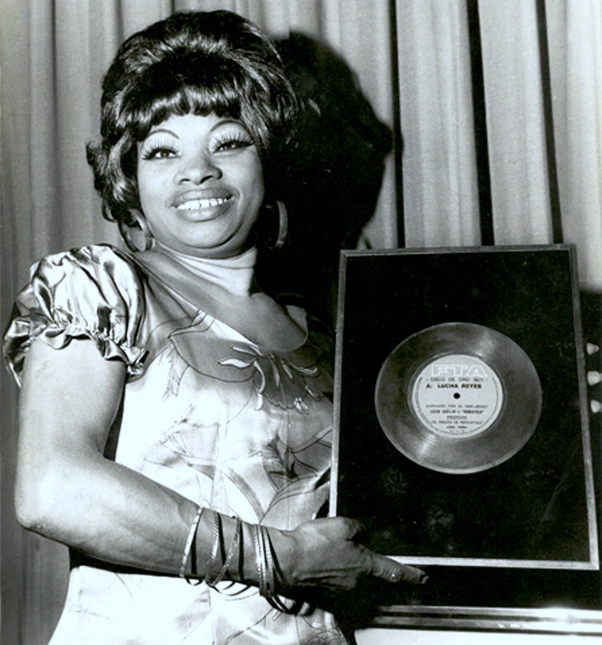 La cantante peruana Lucha Reyes, con un disco. ARCHIVO JAVIER PONCE GAMBIRAZIO La cantante peruana Lucha Reyes, con un disco. ARCHIVO JAVIER PONCE GAMBIRAZIO