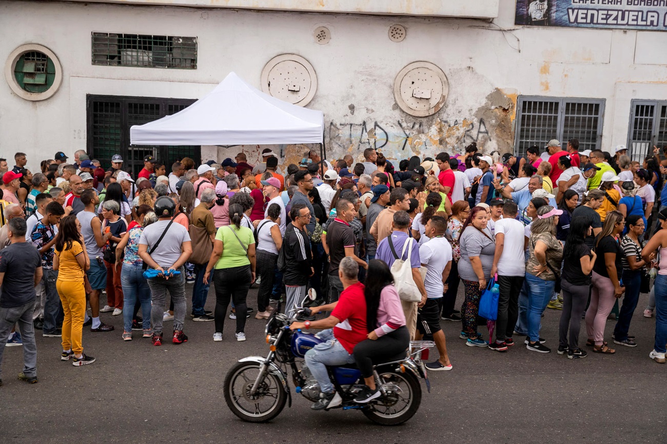 Colas para votar en las elecciones primarias de la oposición de Venezuela, en Caracas, el 22 de octubre. EFE/RAYNER PEÑA R.