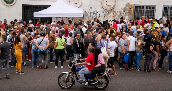 Colas para votar en las elecciones primarias de la oposición de Venezuela, en Caracas, el 22 de octubre. EFE/RAYNER PEÑA R.