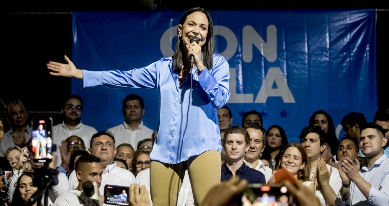María Corina Machado celebra su victoria en las primarias de Venezuela, Caracas, 23 de octubre de 2023. EFE/MIGUEL GUTIÉRREZ María Corina Machado celebra su victoria en las primarias de Venezuela, Caracas, 23 de octubre de 2023. EFE/MIGUEL GUTIÉRREZ
