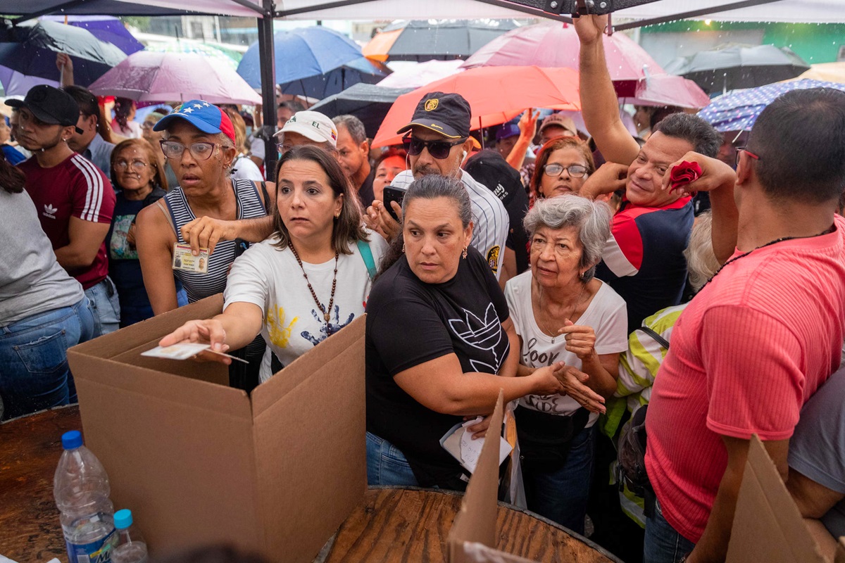 Colas para votar en las elecciones primarias de la oposición de Venezuela, en Caracas, 22 de octubre de 2023. EFE/RAYNER PEÑA R.