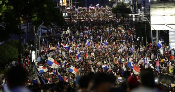 Manifestación en Ciudad de Panamá contra un acuerdo minero con una empresa canadiense, este 27 de octubre. EFE/BIENVENIDO VELASCO