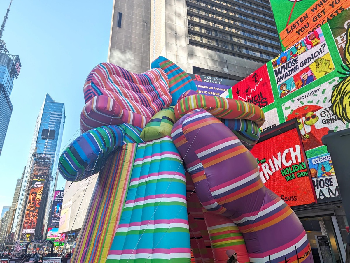 La escultura inflable de Marta Minujín 'La escuela de los sueños', en Times Square, Nueva York, este 8 de noviembre. EFE/SARAH YÁÑEZ RICHARDS
